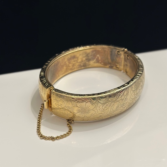 Vintage Gold tone Bangle Bracelet with Safety - Picture 2 of 2